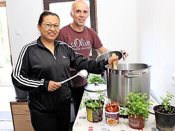 Zum Kochen für das Dorffest in Pommersfelden braucht es große Töpfe. Im Bild Ladda und Bernhard Haßler  Foto: Evi Seeger
