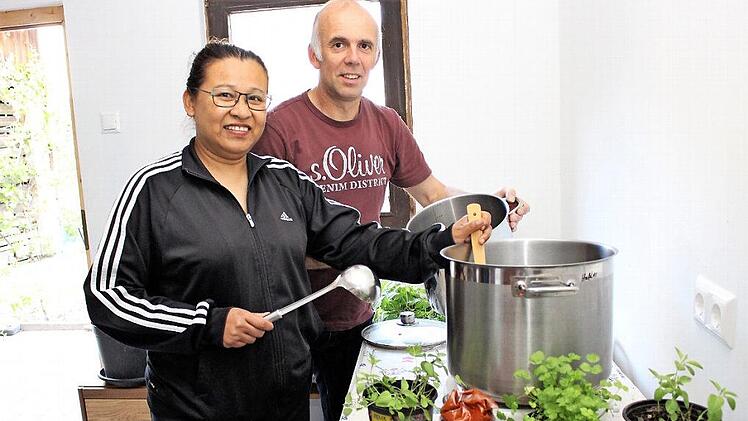 Zum Kochen für das Dorffest in Pommersfelden braucht es große Töpfe. Im Bild Ladda und Bernhard Haßler  Foto: Evi Seeger