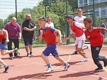 Aufwärmen - auch mit Sprints - muss sein.  Foto: Ralf Naumann