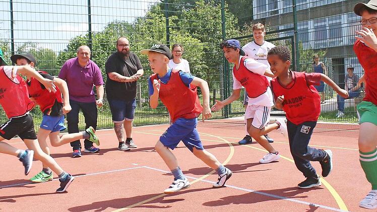 Aufwärmen - auch mit Sprints - muss sein.  Foto: Ralf Naumann