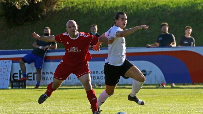 Izzet Nacak setzt sich gegen Ali Kilic durch... Foto: Monika Limmer