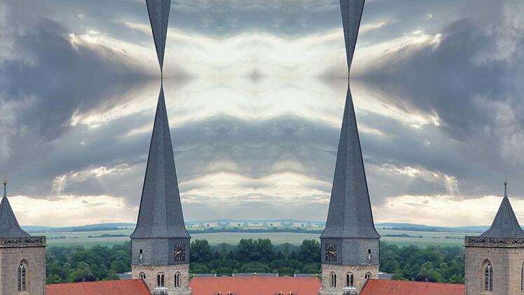 Die Türme der Pfarrkirche eignen sich zum Experimentieren mit einem  digitalen Kaleidoskop besonders gut. Foto: Dieter Britz