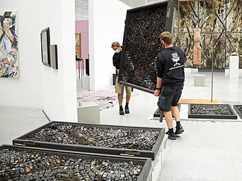 Weil die Kartoffeln, die der K&uuml;nstler Robert H&ouml;fling im "Streichholzaltar" verwendet hat, von Brotk&auml;fern befallen waren, musste das Kunstwerk abgebaut und gegen Sch&auml;dlinge behandelt werden.