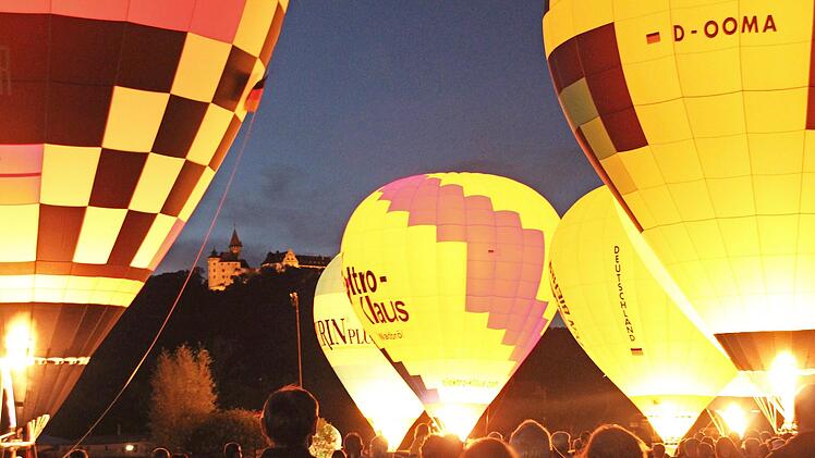Optischer H&ouml;hepunkt der Montgolfiade in Heldburg, zu der &uuml;ber 50 Hei&szlig;luftballone erwartet werden, ist das Ballongl&uuml;hen am Samstagabend. Im Hintergrund strahlt die Veste.