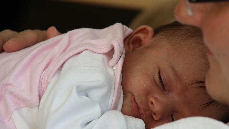Satt und zufrieden: So schlummert die knapp fünf Wochen alte Lina im Arm ihrer Mama.