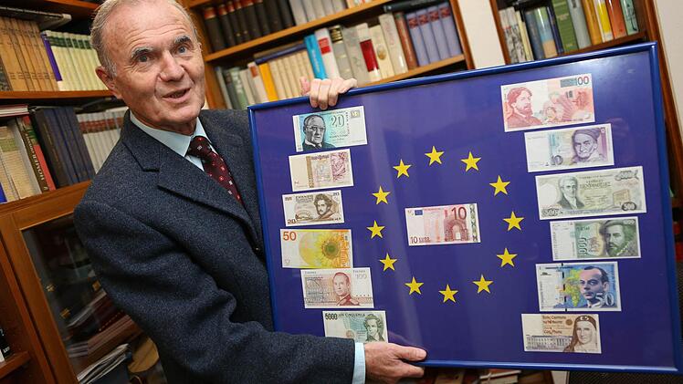 Otmar Issing mit ehemaligen Banknoten der EU-Länder, die bei Gründung der Währungsunion schon dabei waren. Foto: Barbara Herbst