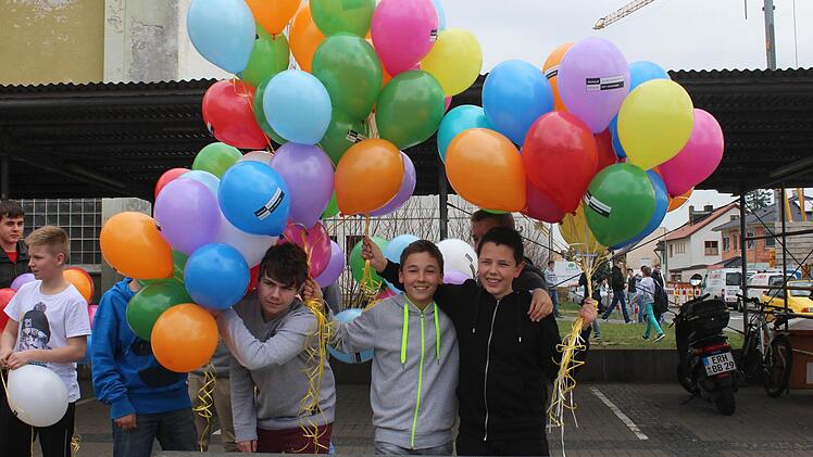 Schüler präsentierten die Luftballons, bevor sie an alle verteilt wurden. Foto: Maria Leicht