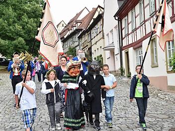Das Katzenkopfpaar führte, begleitet von Nina Rettenmeier und Lukas Hau sowie den Fahnenträgern Alexander Löffler und Lars Siegmann und Rektorin Elke Eichler im Hintergrund, die erwartungsvolle Schülerschar durch die Altstadt von Königsberg auf den Festplatz an der Stadthalle.
