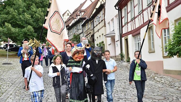Das Katzenkopfpaar führte, begleitet von Nina Rettenmeier und Lukas Hau sowie den Fahnenträgern Alexander Löffler und Lars Siegmann und Rektorin Elke Eichler im Hintergrund, die erwartungsvolle Schülerschar durch die Altstadt von Königsberg auf den Festplatz an der Stadthalle.
