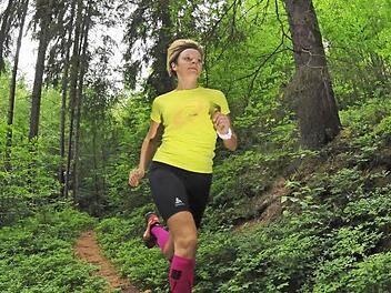 Die Marathonläuferin Susanne Schubert von der LG Ludwigschorgast hat schon den neuen Streckenabschnitt "unter die Füße" genommen und war begeistert.  Foto: Michael Kraus