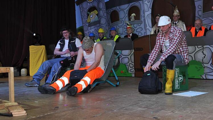 Die Bauarbeiter (Christian Engelhardt und Sebastian Baierlipp) bringen ihren Capo (Ralf Eidloth) an den Rand des Wahnsinns. Fotos: Heike Schülein