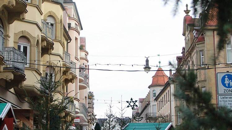Der neue Abschnitt des Weihnachtsmarktes ist aufgebaut. 30 Kubikmeter Hackschnitzel wurden für den "Winterwald" aufgeschüttet. Florian Griebel, der Betreiber, freut sich schon vor der Eröffnung über positive Reaktionen auf das neue Areal. Derweil sorgt der Rettungsweg für Diskussionen. Foto: Carmen Schmitt