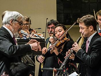 Die Geigerin Megumi Ikeda und der Oboist Bernhard Forster beeindruckten als Solisten beim Weihnachtskonzert in St. Moriz. Foto: Jochen Berger