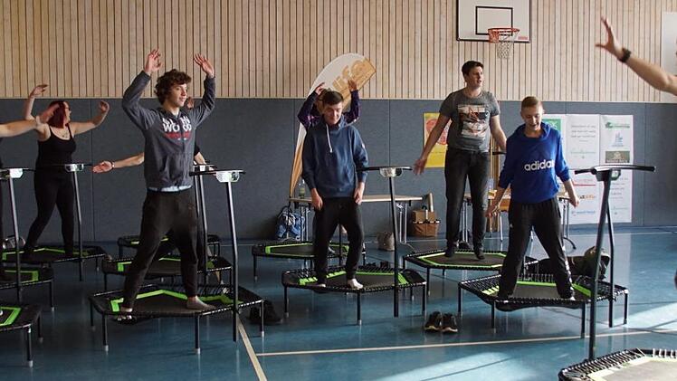 Die Gesundheitsmesse zeigte es: Schweißtreibend ist Jumping. Bei dem Fitnessprogramm auf dem Trampolin werden über 400 Muskeln aktiviert.Sabine Weinbeer