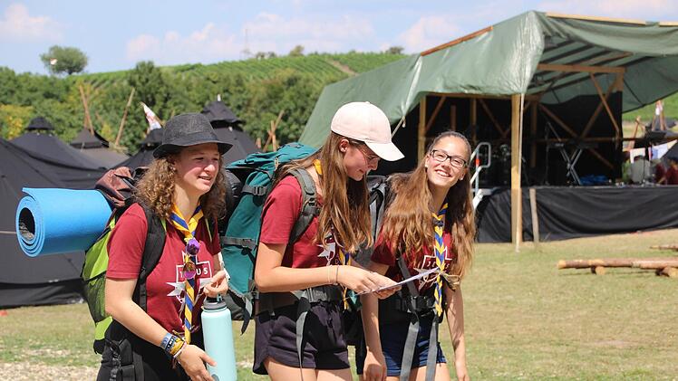 Sarah (14), Ronja (15) und Franziska (13) sind schon seit Jahren Ranger. Die Teenager vom Schweinfurter Stamm der Royal Rangers lieben  die Atmosphäre im Camp, gehen aber auch gerne zu einem Haik - im Bild machen sie sich gerade auf den Weg zu einer Koordinaten-Wanderung nebst Übernachtung im Wald.