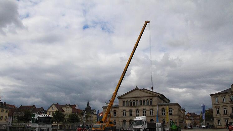 Neben der Bühne müssen auch Absperrungen aufgebaut werden, die bald den ganzen Schlossplatz einzäunen werden. Insgesamt arbeiten 16 Personen am Aufbau.Foto: Svenja Sollmann