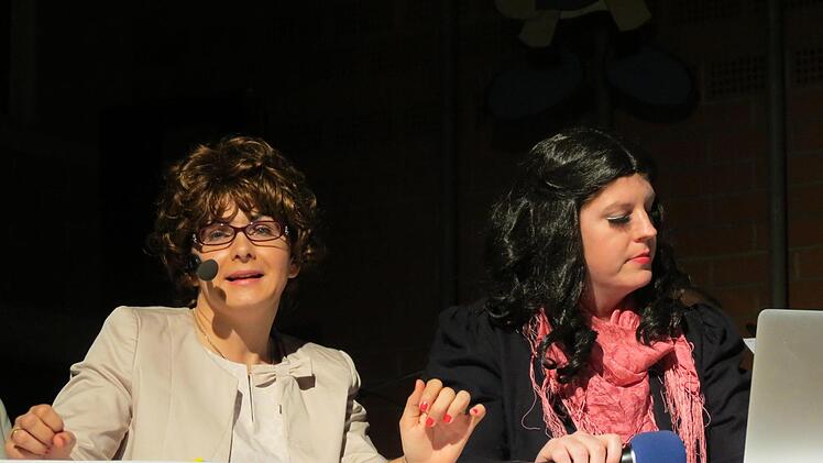 Euerdorf braucht Personal: Bürgermeisterin Patricia mit Freundin Doro bei der Kandidatenauswahl Doris Bauer