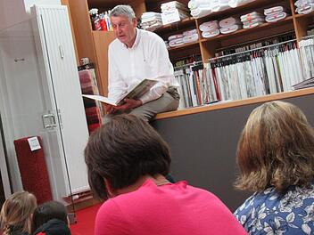 Beschreibung: Bad Br&uuml;ckenaus Zweiter B&uuml;rgermeister J&uuml;rgen Pfister las den Kindern aus dem Buch "Nelli Sp&uuml;rnase und die verschwundenen B&uuml;cher" vor.  Foto: Jan Marberg