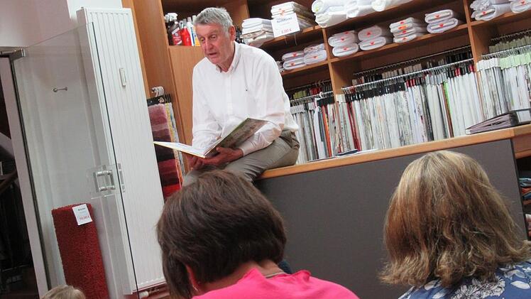 Beschreibung: Bad Br&uuml;ckenaus Zweiter B&uuml;rgermeister J&uuml;rgen Pfister las den Kindern aus dem Buch "Nelli Sp&uuml;rnase und die verschwundenen B&uuml;cher" vor.  Foto: Jan Marberg