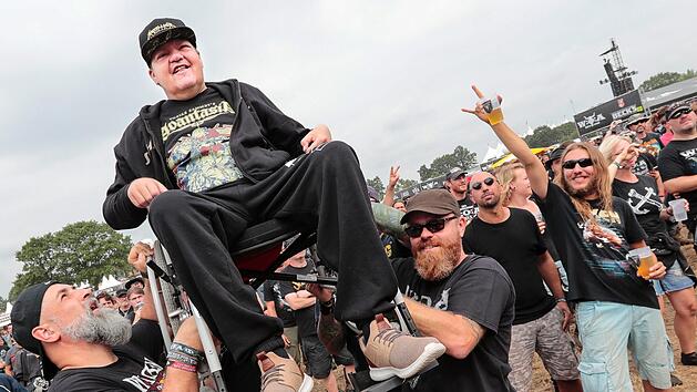 Helge Langbeins größter Wunsch ist wahr geworden: Der schwerkranke Mann aus dem Landkreis Kronach wollte einmal im Leben zum Musik-Festival nach Wacken. Der Wünschwagen ließ den Wunsch in Erfüllung gehen. Foto: Matthias Hoch