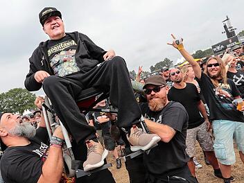 Helge Langbeins größter Wunsch ist wahr geworden: Der schwerkranke Mann aus dem Landkreis Kronach wollte einmal im Leben zum Musik-Festival nach Wacken. Der Wünschwagen ließ den Wunsch in Erfüllung gehen. Foto: Matthias Hoch