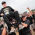 Helge Langbeins größter Wunsch ist wahr geworden: Der schwerkranke Mann aus dem Landkreis Kronach wollte einmal im Leben zum Musik-Festival nach Wacken. Der Wünschwagen ließ den Wunsch in Erfüllung gehen. Foto: Matthias Hoch