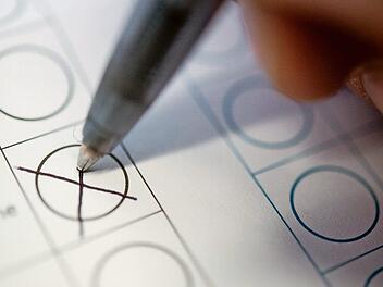 Vor 74 Jahren machten die Bürger im Landkreis Lichttenfels erstmals nach dem Zweiten Weltkrieg wieder ihr Kreuzchen und gingen bei der Kommunalwahl an die Urnen. Foto: Sebastian Gollnow/dpa