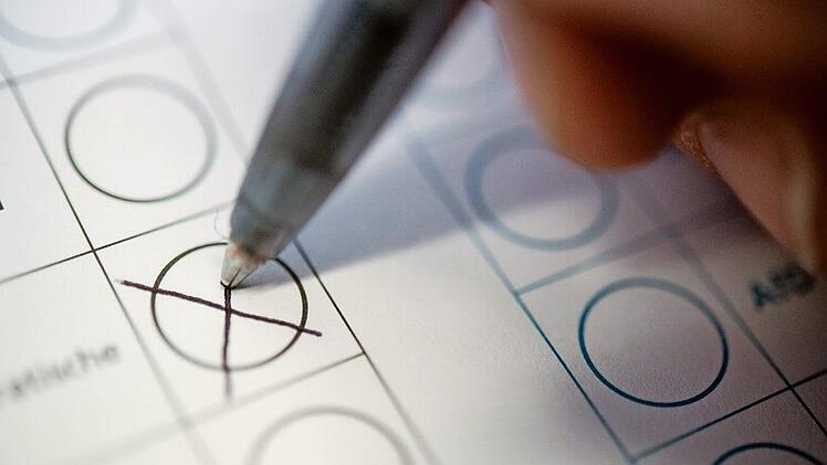 Vor 74 Jahren machten die Bürger im Landkreis Lichttenfels erstmals nach dem Zweiten Weltkrieg wieder ihr Kreuzchen und gingen bei der Kommunalwahl an die Urnen. Foto: Sebastian Gollnow/dpa