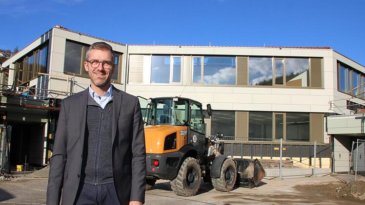 Als Schüler ging Jochen Vogel in der Mittelschule ein und aus. Als Bad Brückenauer Bürgermeister freut er sich über die gelungene Generalsanierung. Foto: Ulrike Müller