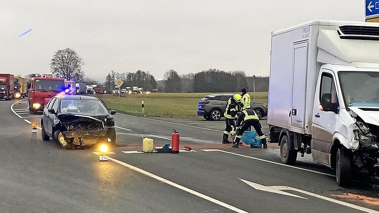 Nur noch Schrottwert hat der Ford einer Frau, die einem Sprinter die Vorfahrt genommen hatte. Foto: privat