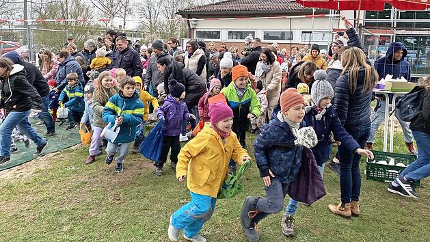 Auf die Plätze, fertig, los! Am Karsamstag gab es in Adelsdorf wieder eine Ostereiersuche.