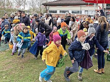 Auf die Pl&auml;tze, fertig, los! Am Karsamstag gab es in Adelsdorf wieder eine Ostereiersuche.