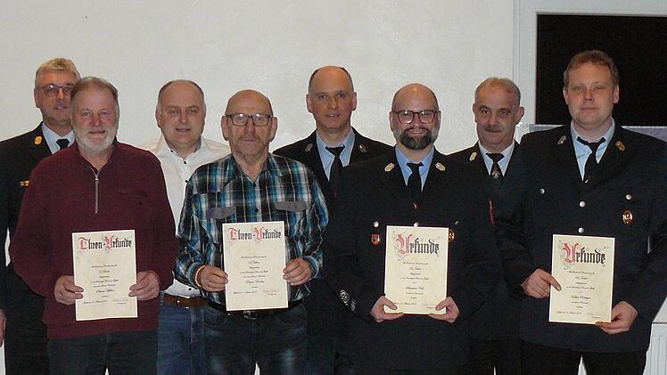 Die Geehrten bei der Freiwilligen Feuerwehr Gefäll: (von links) Kreisbrandinspektor (KBI) Marco Brust, Elmar Müller, Bürgermeister Daniel Wehner, Elmar Endres, 1. Vorsitzender Marko Wehner, Sebastian Voll, Kreisbrandmeister (KBM) Klaus Preisendörf...