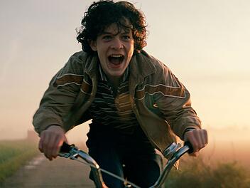Coming of Age-Film "Blackbird" nach Matthias Brandts Roman: Motte (Timothy Scannell) ist 15 Jahre alt und w&auml;chst in der westdeutschen Provinz der sp&auml;ten 70-er-Jahre auf. Als sein bester Freund an Krebs erkrankt und sich Motte gleichzeitig verliebt, entbrennt ein Kampf der Gef&uuml;hle.