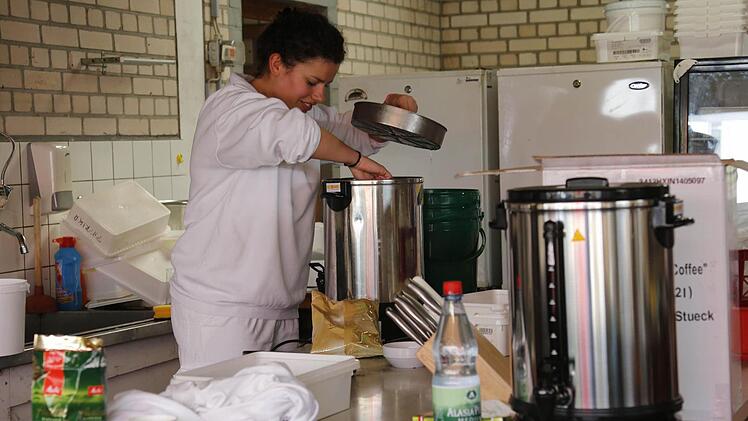 Asyl: Im Erlanger Freibad West wurde ein provisorisches Flüchtlingslager errichtet.