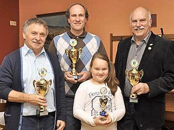 Gruppenbild mit Dame - die Vereinsmeister der Vogelfreunde Bad Kissingen (von links): Bruno Kirchner, Frank Geheeb, Selina Geheeb und Roland Hehn.  Foto: Peter Klopf