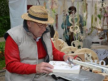 Aussteller Dieter Jakob aus Welver zeigte den Besuchern, wie kleine Kunstwerke entstehen.