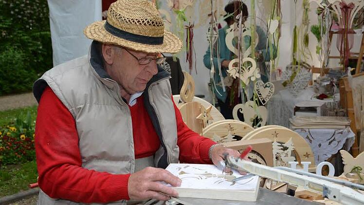 Aussteller Dieter Jakob aus Welver zeigte den Besuchern, wie kleine Kunstwerke entstehen.