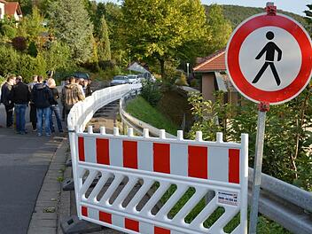 Maßnahmen der Hangsicherung müssen in Bad Bocklet "Am Hofacker" getroffen werden. Der Gehweg ist bereits gesperrt. Der Hang dort abzurutschen. Der Gemeinderat sah sich das Problem vor Ort an. Foto: Björn Hein