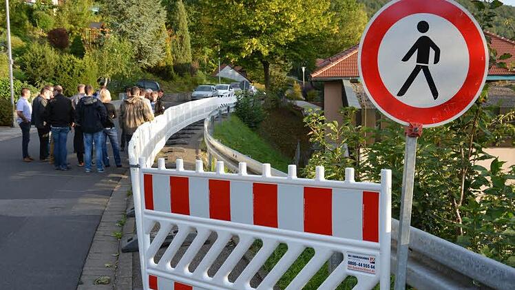 Maßnahmen der Hangsicherung müssen in Bad Bocklet "Am Hofacker" getroffen werden. Der Gehweg ist bereits gesperrt. Der Hang dort abzurutschen. Der Gemeinderat sah sich das Problem vor Ort an. Foto: Björn Hein