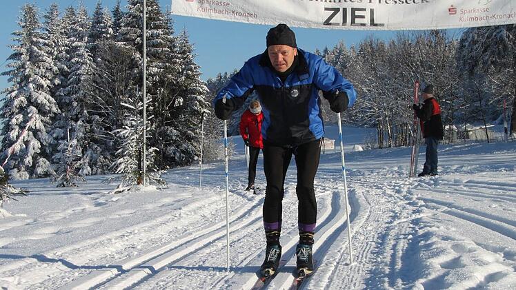 Er ist 74 Jahre alt und topfit: Langläufer Dieter Munzinger aus Losau, der auf den Pressecker Loipen seine Runden dreht. Foto: Alexander Hartmann