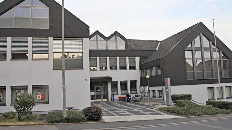 Die Tür zum Haupteingang des Rathauses in Maroldsweisach soll sich bald automatisch öffnen und schließen. Foto: Helmut Will