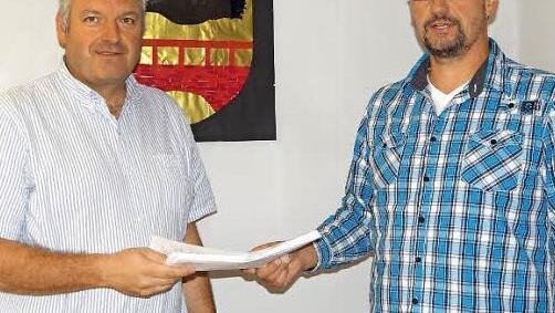 Joachim Dietz aus Reutersbrunn (rechts) überreichte die Protestnote mit 530 Unterschriften zum Thema Windpark im Bürgerwald an Bürgermeister Jürgen Hennemann (links). Foto: Johanna Eckert