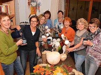 Auch wenn schon viel zu sehen ist, sind die acht Frauen des "Freundeskreises Martin" noch nicht ganz fertig mit den Vorbereitungen zum Lichterfest. Unser Bild zeigt (von links) Martina Faber, Karin Gabel, Sigrid Klemke, Brigitte Junge, Madlen Trümbach-Maurin, Doris Schmitt, Angela Hein und Marianne Werner. Foto: Björn Hein