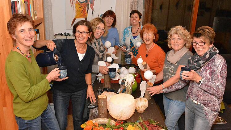 Auch wenn schon viel zu sehen ist, sind die acht Frauen des "Freundeskreises Martin" noch nicht ganz fertig mit den Vorbereitungen zum Lichterfest. Unser Bild zeigt (von links) Martina Faber, Karin Gabel, Sigrid Klemke, Brigitte Junge, Madlen Trümbach-Maurin, Doris Schmitt, Angela Hein und Marianne Werner. Foto: Björn Hein
