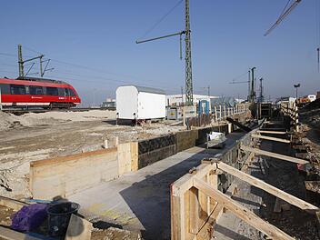 Die Rampe zur Unterführung des Bahnhofes Kersbach ist im Bau. Foto: Josef Hofbauer