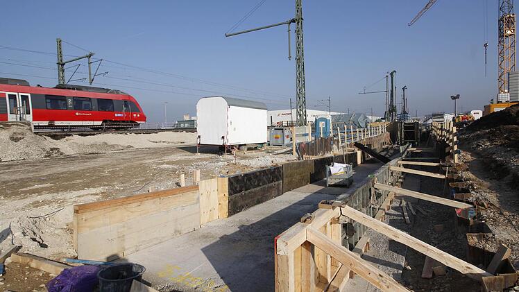Die Rampe zur Unterführung des Bahnhofes Kersbach ist im Bau. Foto: Josef Hofbauer