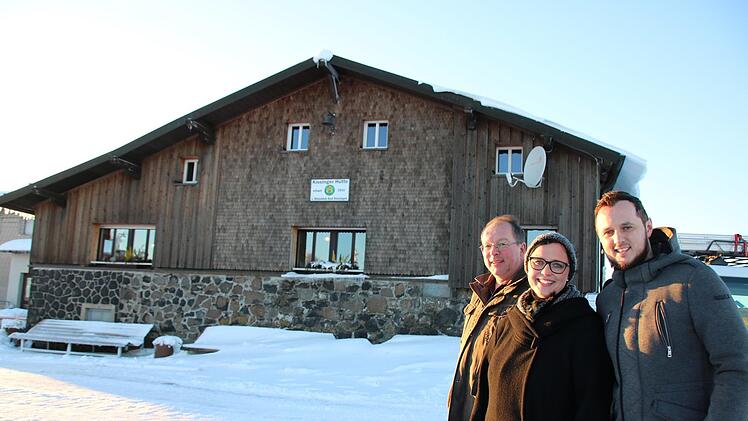 Thomas Hammelmann (von links), Vorsitzender des Rhönklub-Zweigvereins Bad Kissingen sowie die Pächter Diana und Dennis Tisma vor der Kissinger Hütte auf dem Feuerberg. Foto: Ralf Ruppert