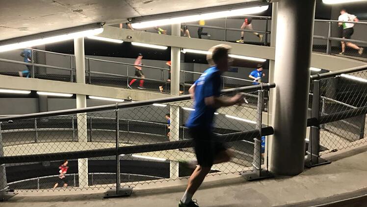 Ein Halbmarathon in einem Parkhaus? Nichts ist unm&ouml;glich. Querl&auml;ufer Jochen Brosig und Leon Terentiev stellten sich dieser ungew&ouml;hnlichen Herausforderung. Ein gewisses Schwindelgef&uuml;hl bleibt da nicht aus.privat