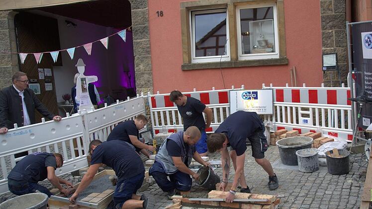 Dass die Arbeit auf dem Bau Spaß macht, demonstrierten Auszubildende der Firma Otto Hauch (Coburg) bei der 3. "Nacht des Handwerks und der Manufakturen" am Samstag in Seßlach. Foto: Bettina Knauth